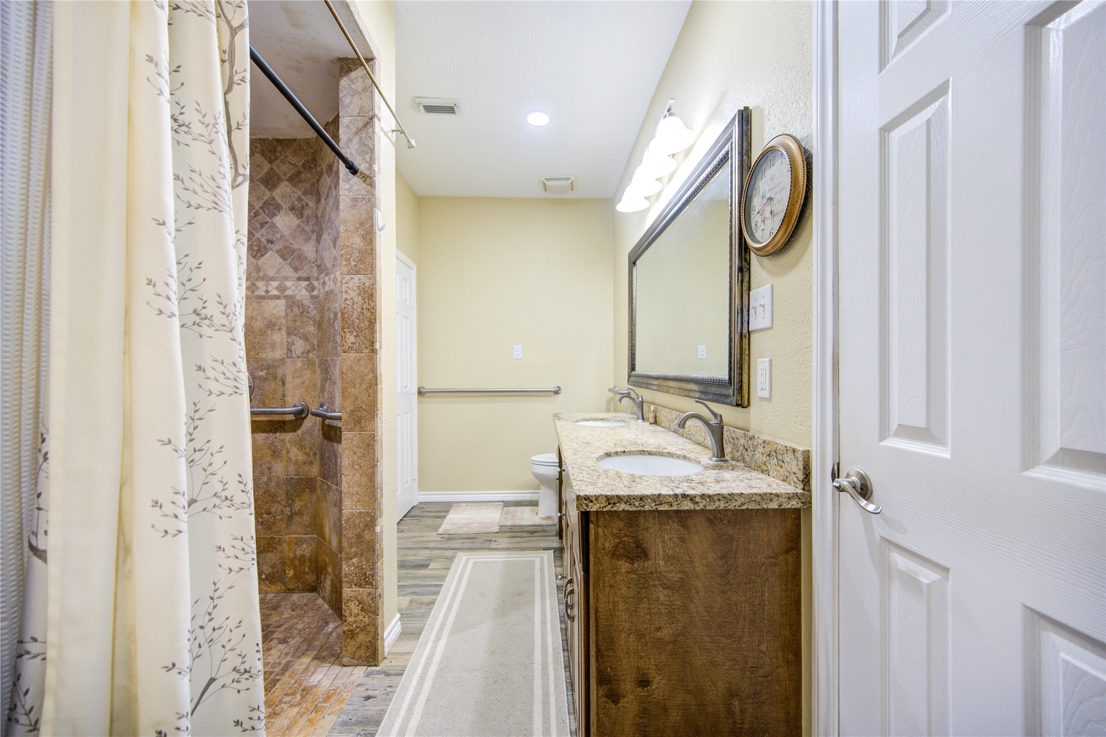 316 North Ranch House Road Angleton, TX 77515 - Photo 15 of 30 Ensuite