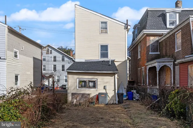 a view of front of house with a yard