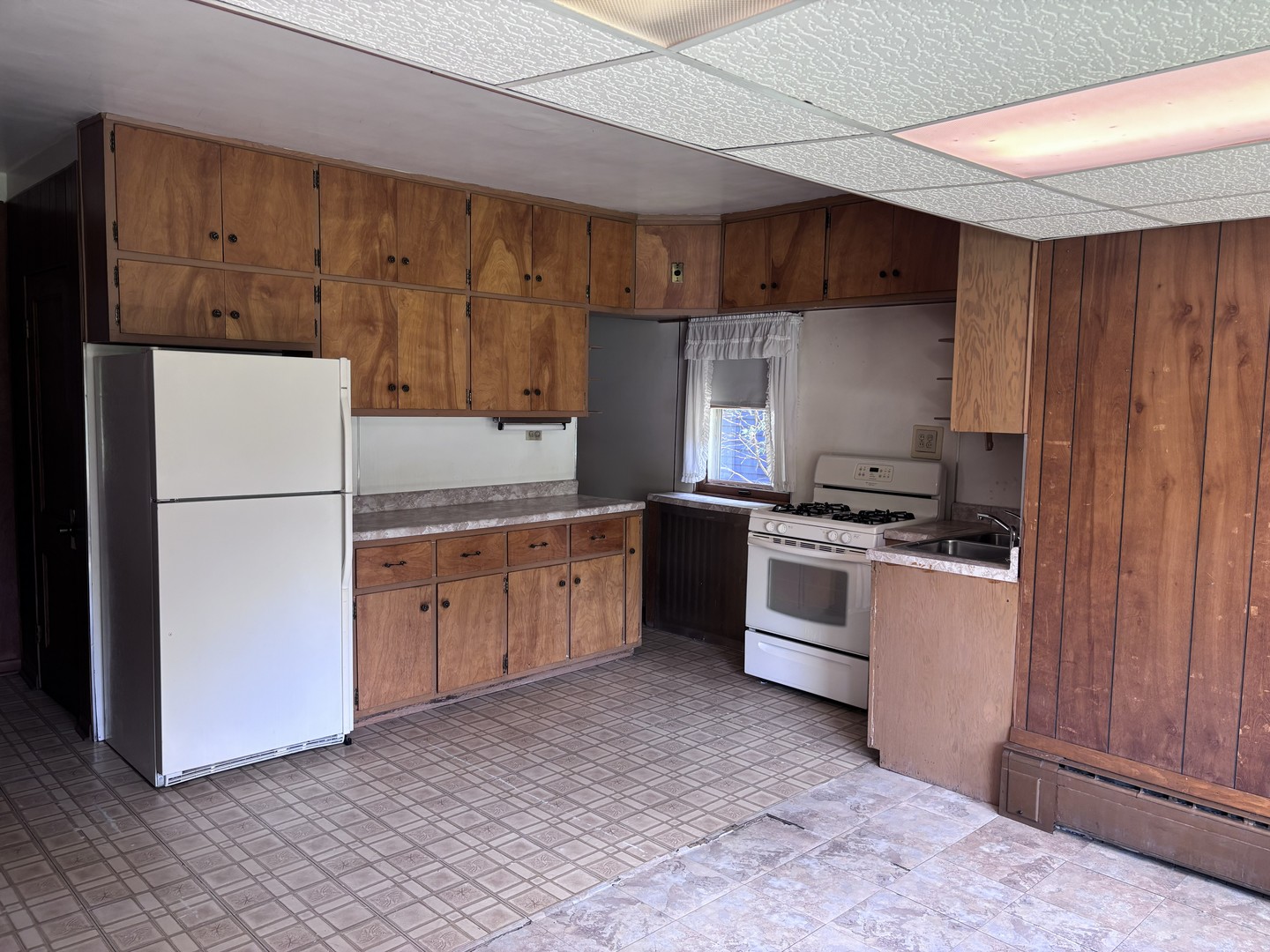 377 Blackhawk Road Riverside, IL 60546 - Photo 10 of 15