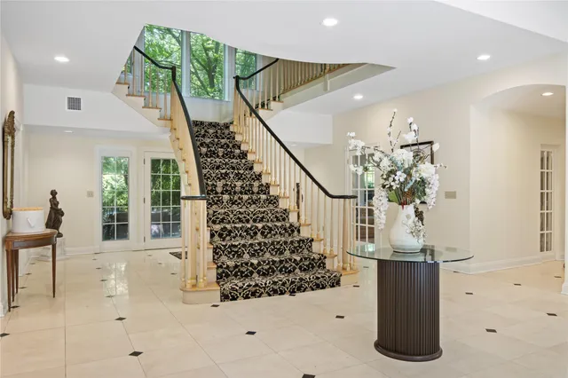 a view of entryway with interior