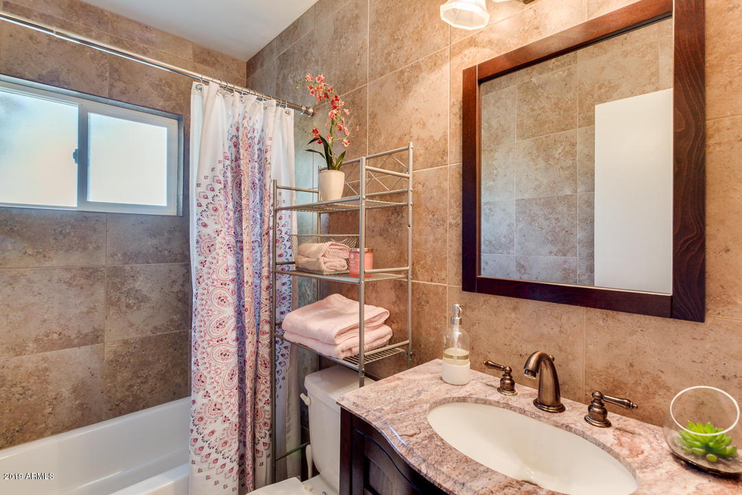3608 East Coronado Road Phoenix, AZ 85008 - Photo 19 of 26 Guest bath wi/showerth tub