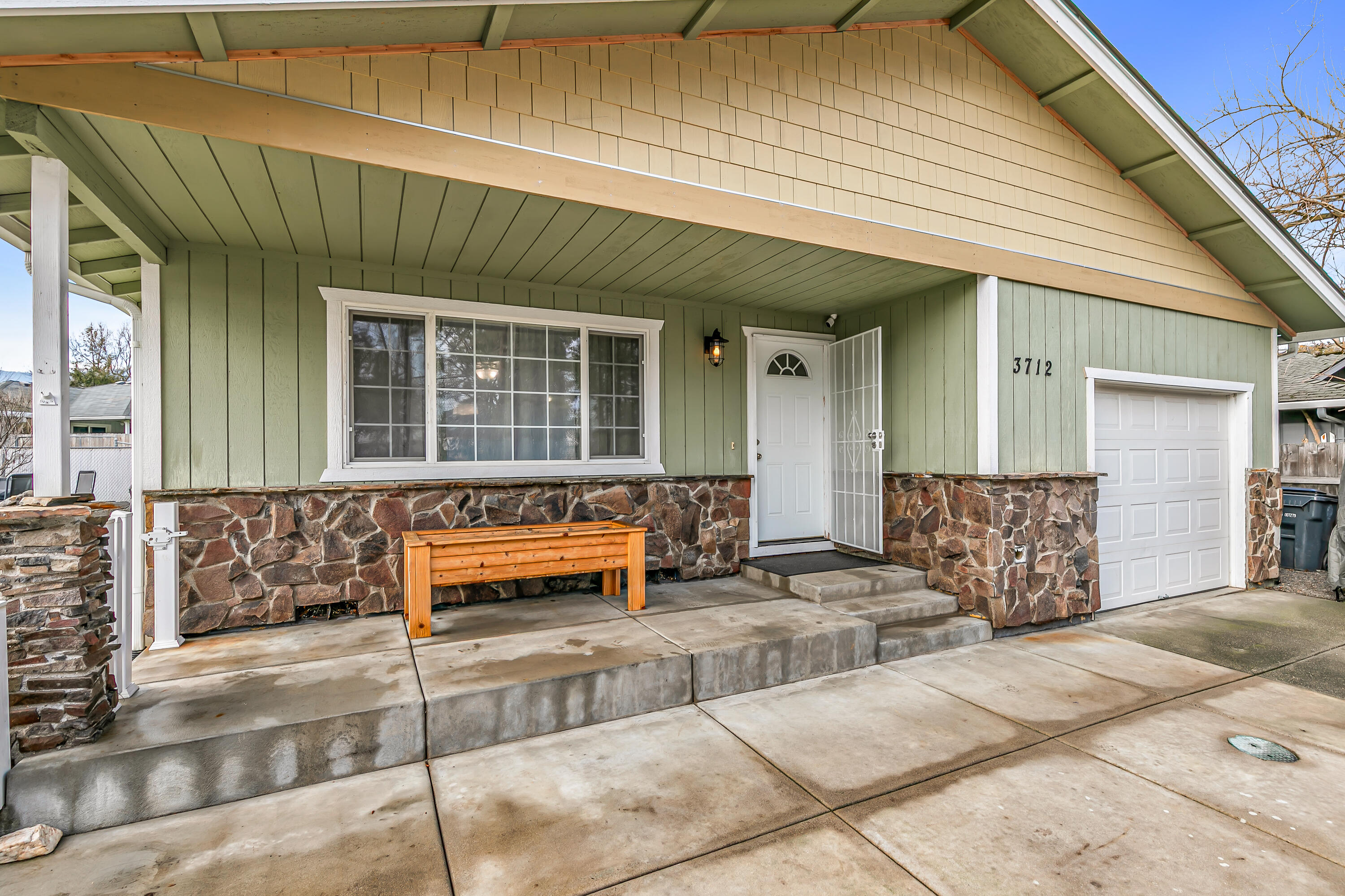 3712 Colver Road Phoenix, OR 97535 - Photo 2 of 38 9R9A9786