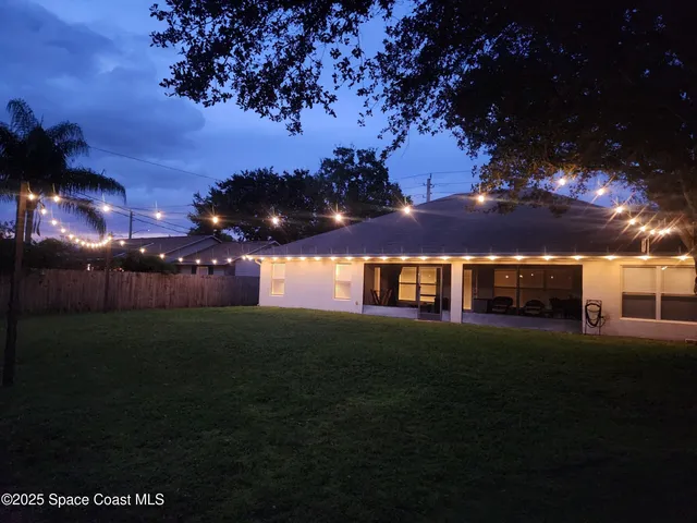 a view of yard with green space