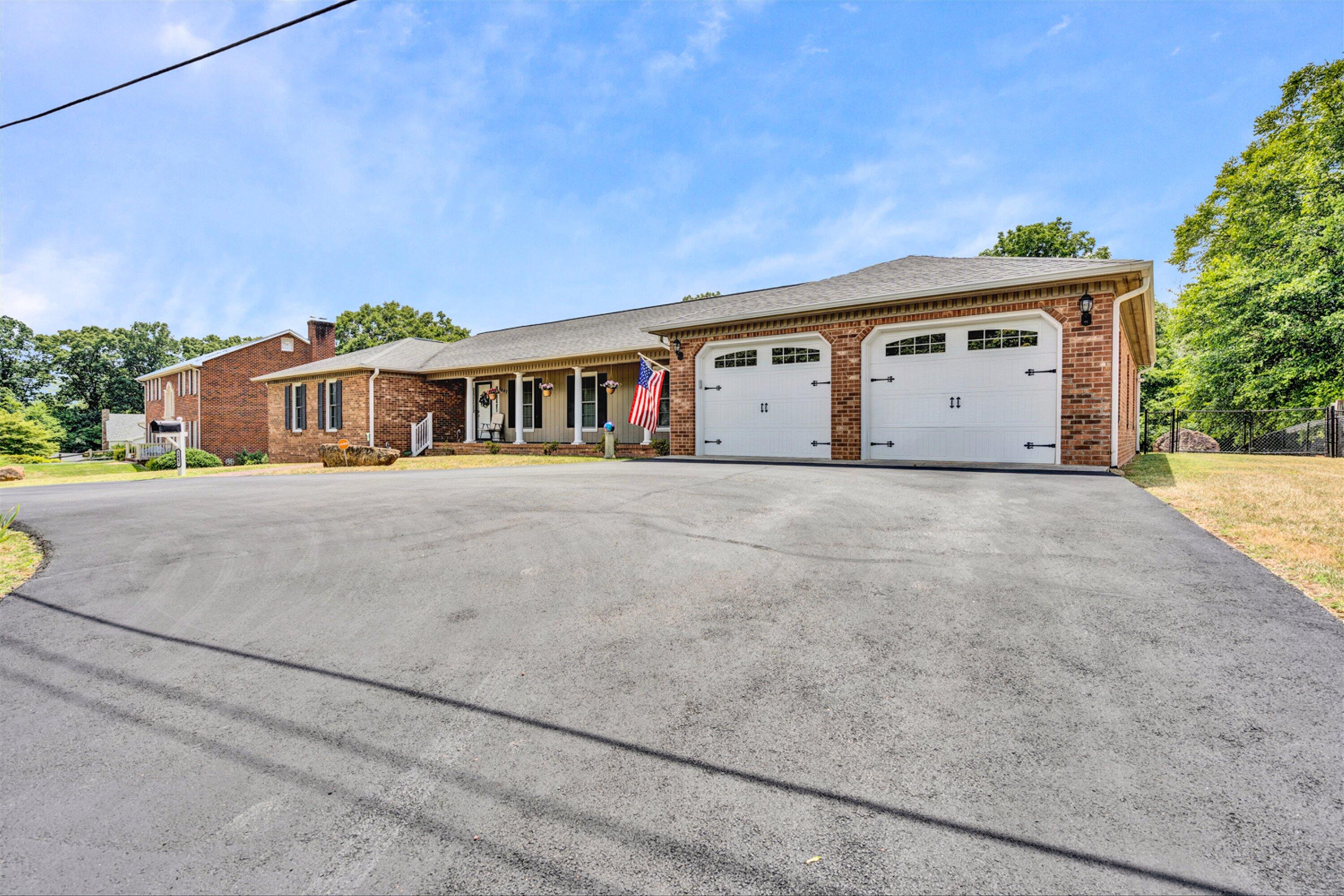 2447 Mountain View Road Vinton, VA 24179 - Photo 4 of 8 2-DSC01448