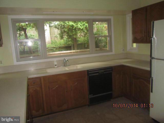 6814 Mallow Court Springfield, VA 22152 - Photo 12 of 22 Kitchen