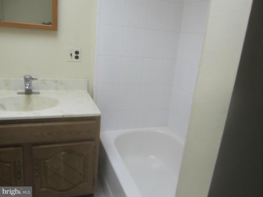 6814 Mallow Court Springfield, VA 22152 - Photo 14 of 22 Bath