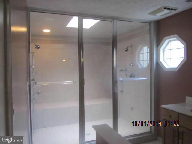 6814 Mallow Court Springfield, VA 22152 - Photo 19 of 22 Bath (Master)