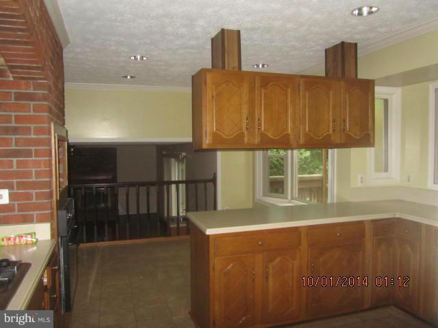 6814 Mallow Court Springfield, VA 22152 - Photo 10 of 22 Kitchen