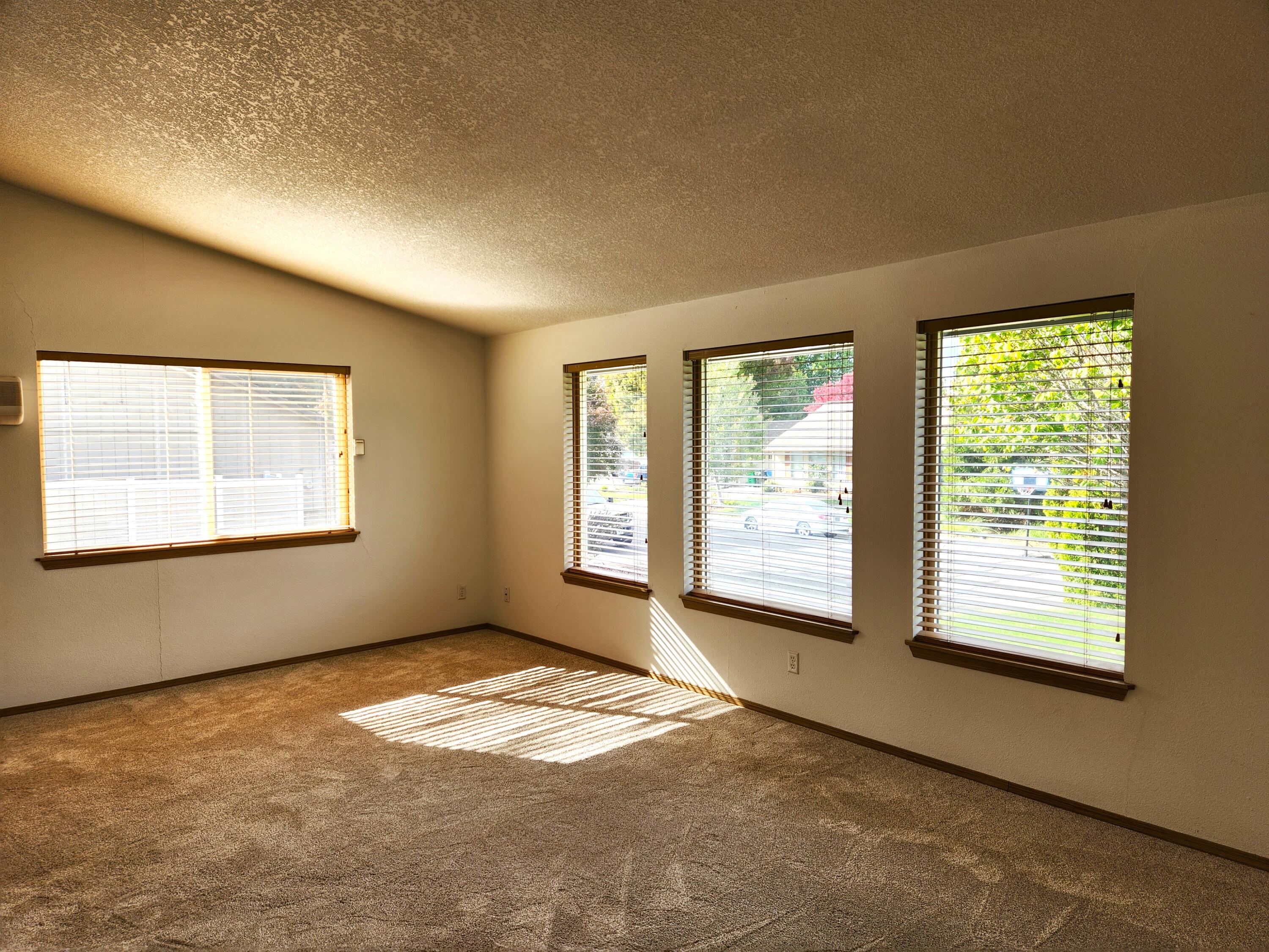 757 Talbot Street Eagle Point, OR 97524 - Photo 5 of 28 Gallery Image 5
