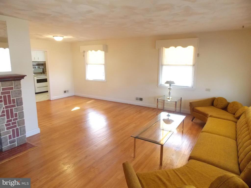 1901 Ellinwood Road Baltimore, MD 21237 - Photo 2 of 30 Living Room