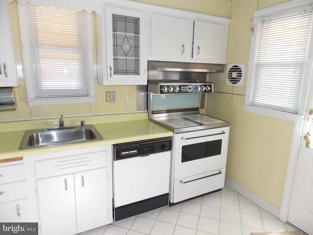 1901 Ellinwood Road Baltimore, MD 21237 - Photo 11 of 30 Kitchen
