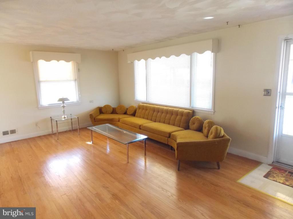1901 Ellinwood Road Baltimore, MD 21237 - Photo 3 of 30 Living Room