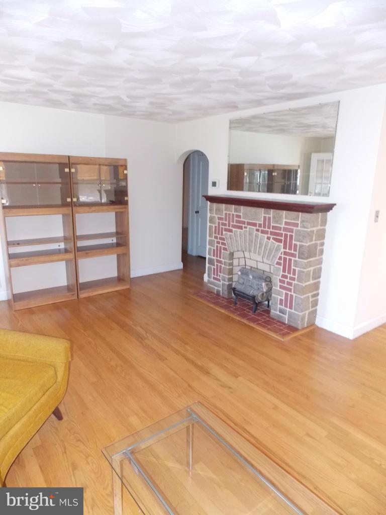 1901 Ellinwood Road Baltimore, MD 21237 - Photo 4 of 30 Living Room
