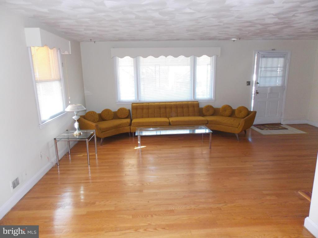 1901 Ellinwood Road Baltimore, MD 21237 - Photo 6 of 30 Living Room