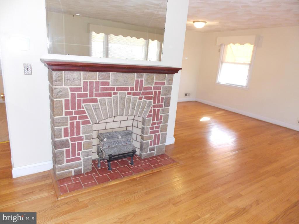 1901 Ellinwood Road Baltimore, MD 21237 - Photo 7 of 30 Living Room