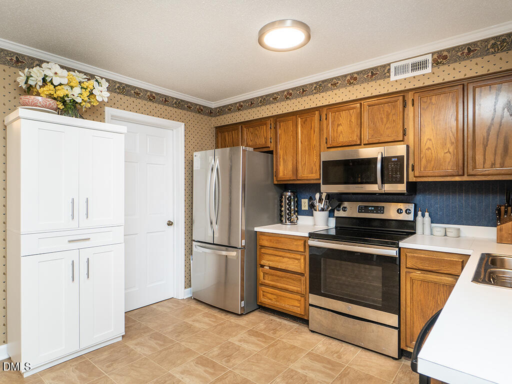 2202 Huntington Road, Unit B5 Burlington, NC 27215 - Photo 11 of 25 12 2202-B5_HuntingtonRd Kitchen1_MLS
