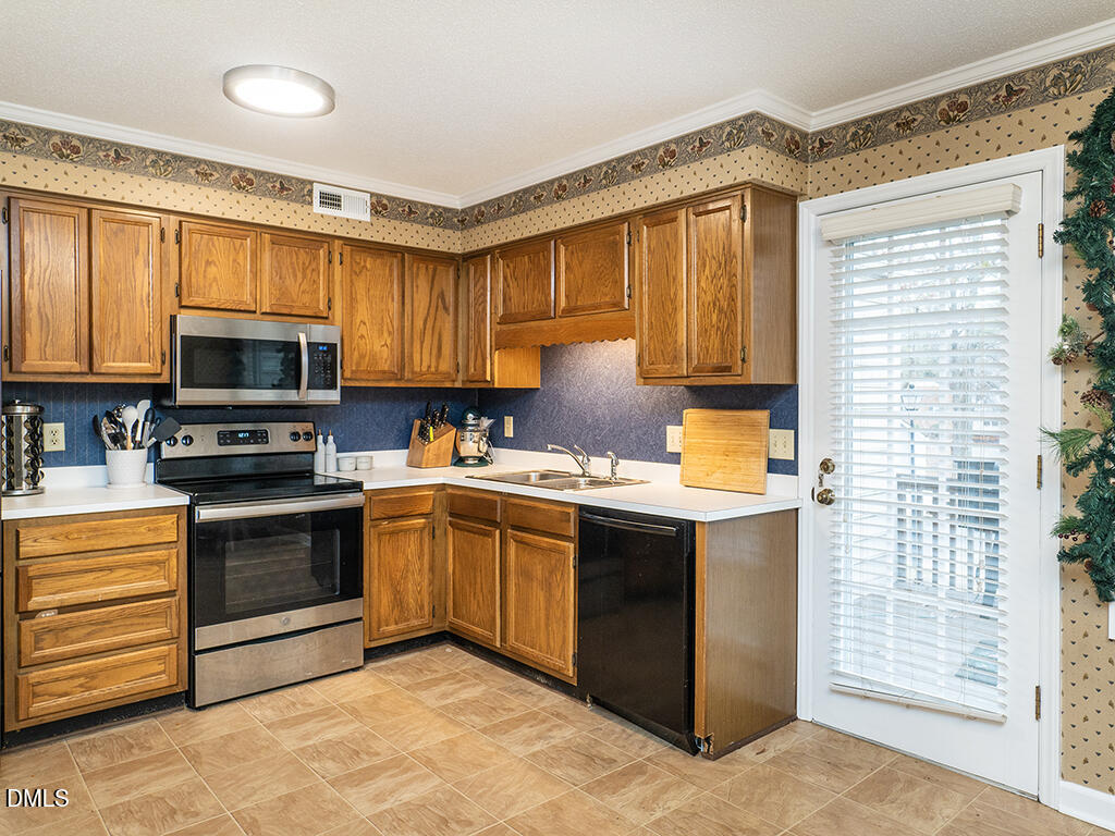 2202 Huntington Road, Unit B5 Burlington, NC 27215 - Photo 12 of 25 13 2202-B5_HuntingtonRd Kitchen2_MLS