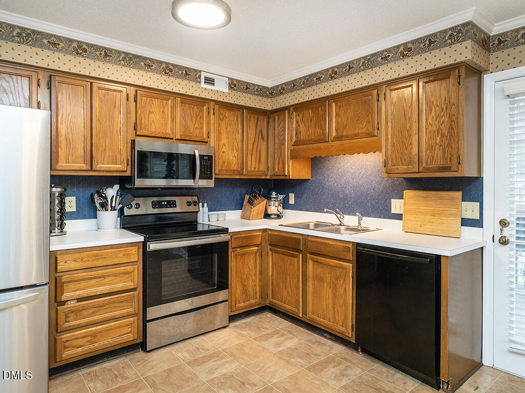 2202 Huntington Road, Unit B5 Burlington, NC 27215 - Photo 14 of 25 15 2202-B5_HuntingtonRd Kitchen4_MLS