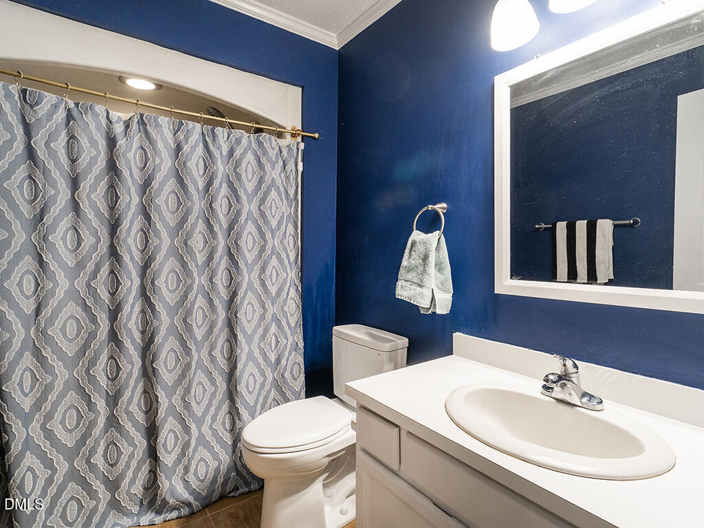 2202 Huntington Road, Unit B5 Burlington, NC 27215 - Photo 18 of 25 19 2202-B5_HuntingtonRd Fullbath_MLS