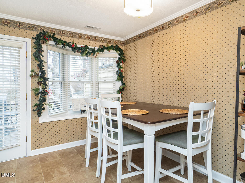 2202 Huntington Road, Unit B5 Burlington, NC 27215 - Photo 8 of 25 09 2202-B5_HuntingtonRd Dining1_MLS