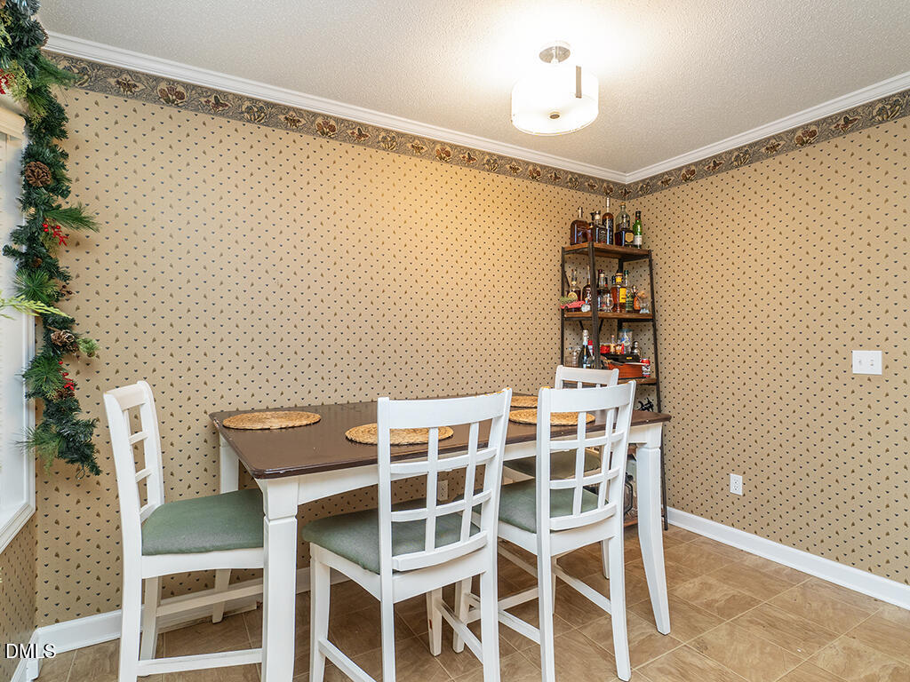 2202 Huntington Road, Unit B5 Burlington, NC 27215 - Photo 10 of 25 11 2202-B5_HuntingtonRd Dining3_MLS