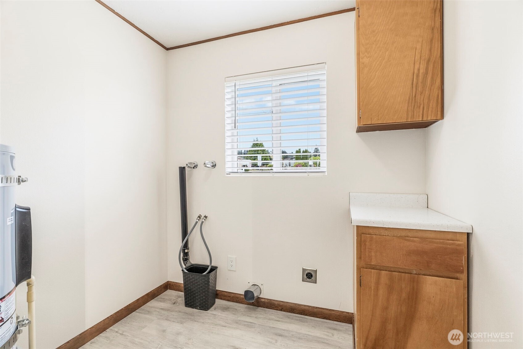 175 Jacobson Road Cathlamet, WA 98612 - Photo 30 of 32 a view of hallway with window