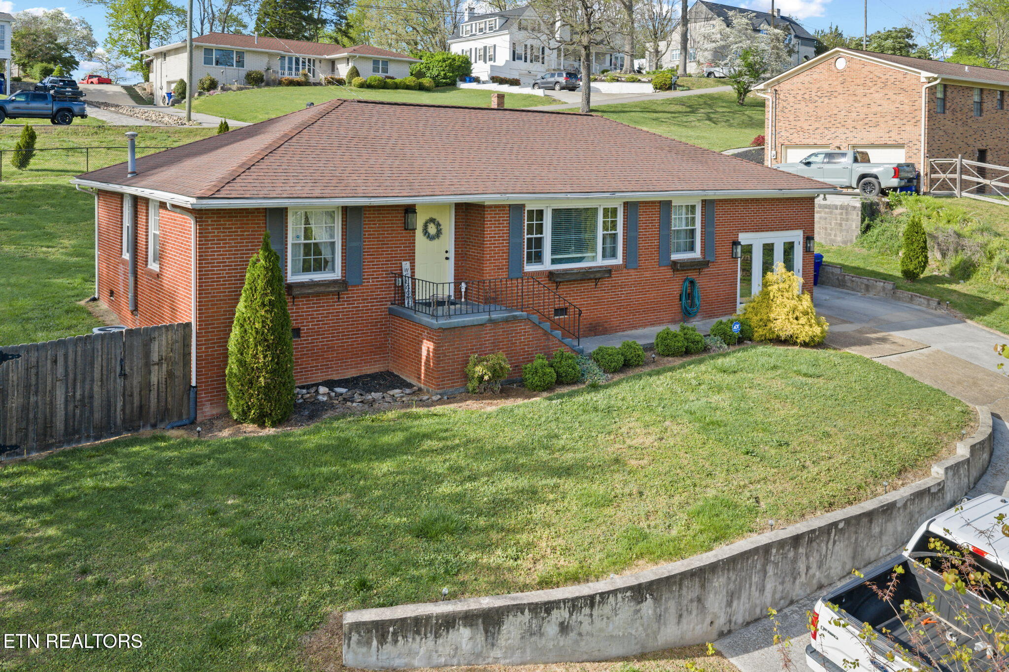 318 Hickory Street Clinton, TN 37716 - Photo 2 of 32 13-web-or-mls-318 Hickory St-155