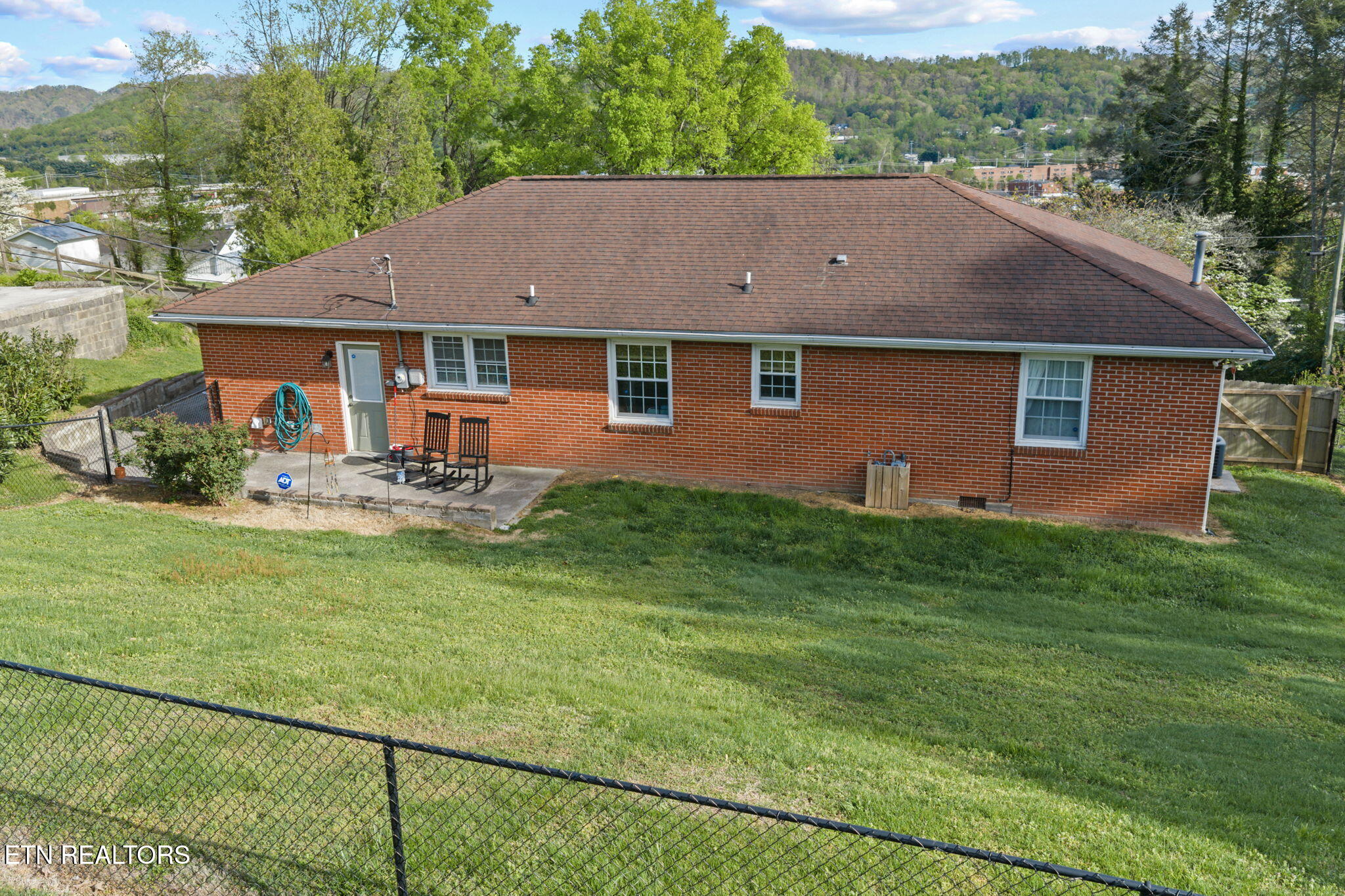 318 Hickory Street Clinton, TN 37716 - Photo 26 of 32 5-web-or-mls-318 Hickory St-120