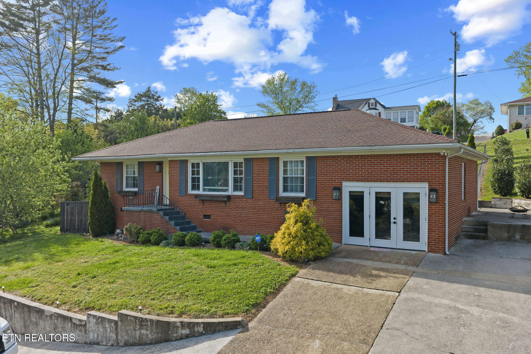 318 Hickory Street Clinton, TN 37716 - Photo 3 of 32 12-web-or-mls-318 Hickory St-150