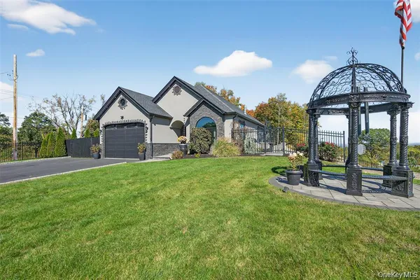 a view of a house with backyard and porch