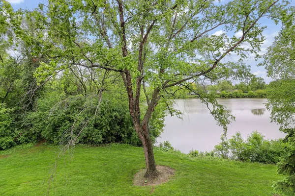 $275,000 | 1782 Gloucester Court, Unit B, Wheaton, IL 60189