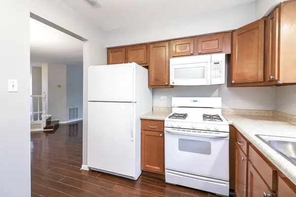 $275,000 | 1782 Gloucester Court, Unit B, Wheaton, IL 60189