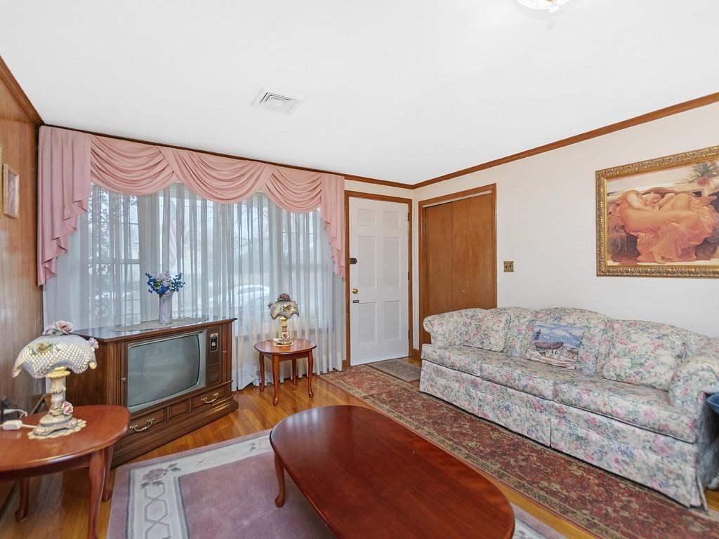 9 Harmon Road Waltham, MA 02452 - Photo 3 of 26 Gallery Image 3