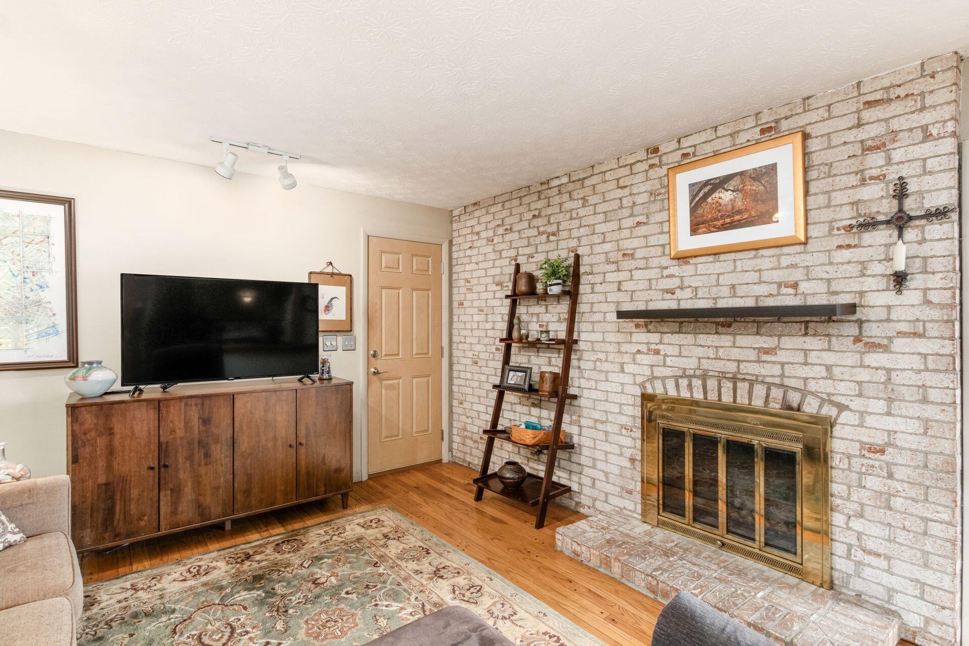 2404 Merbrook Road Columbus, OH 43235 - Photo 21 of 55 Family Room - 17'7" x 11'10"