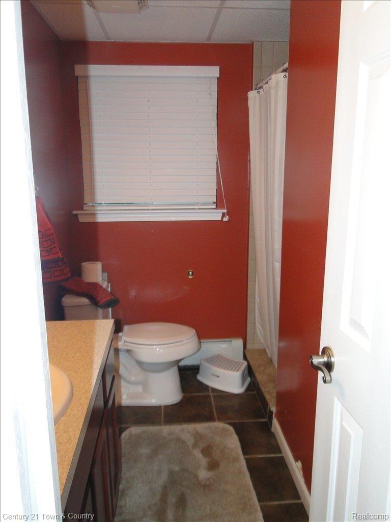 4876 Rattek Road Clarkston, MI 48346 - Photo 17 of 25 Second Bath with Tiled Shower