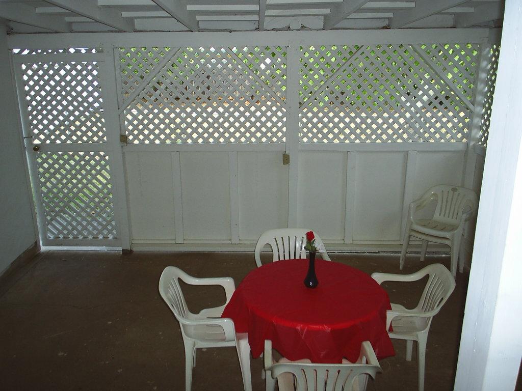 1048 Echo Road Redding, CA 96002 - Photo 4 of 7 Enclosed patio