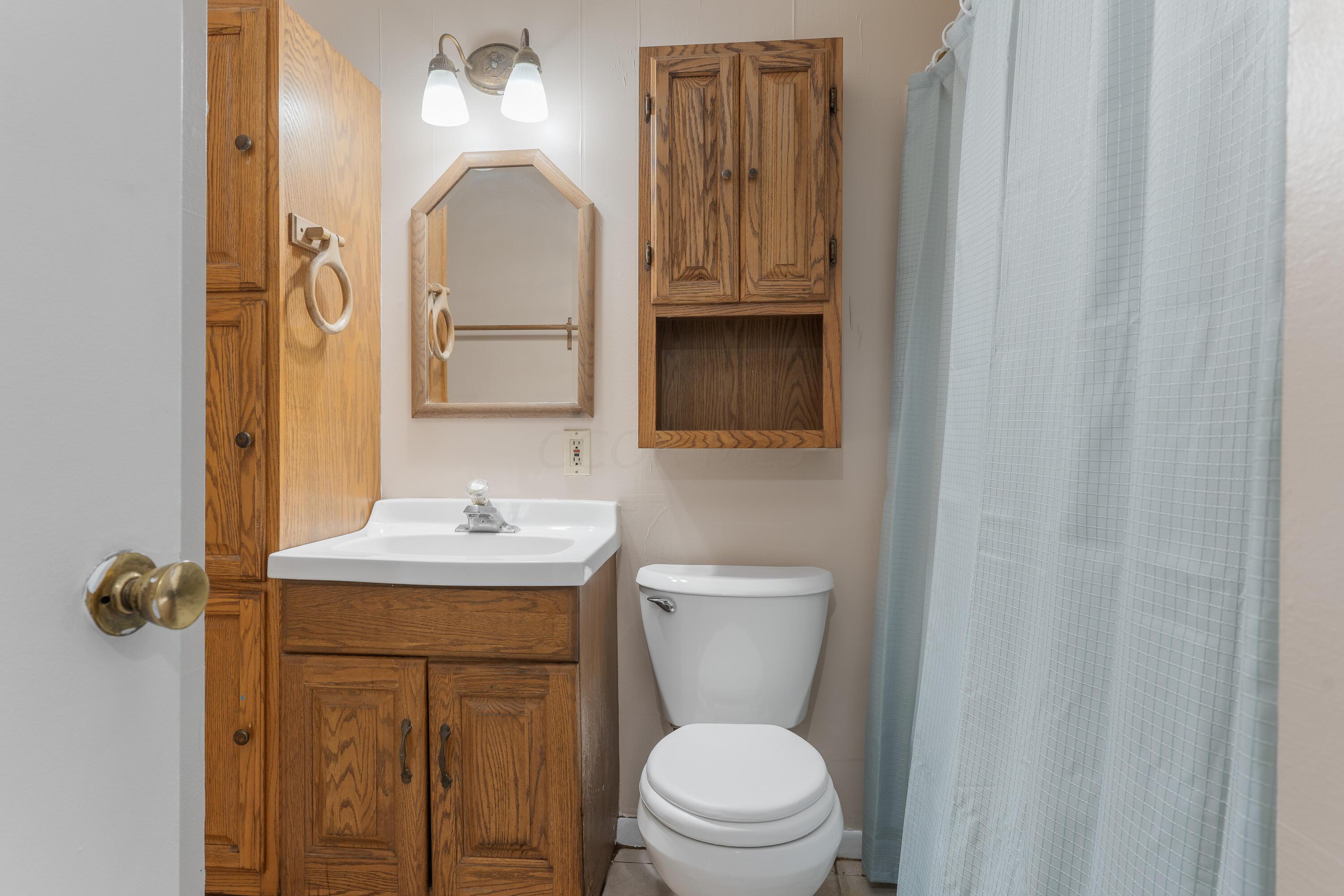 1447 Rosehill Road Reynoldsburg, OH 43068 - Photo 23 of 29 Hall bath