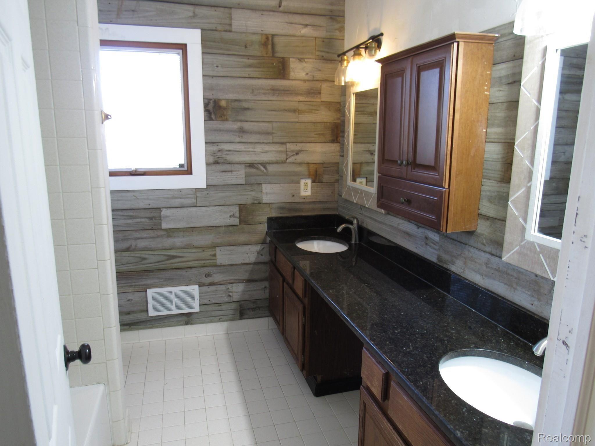 2136 Elkhorn Drive Rochester, MI 48307 - Photo 27 of 44 2136 ELKHORN LN ROCHESTER HILLS MI (181).JPG
