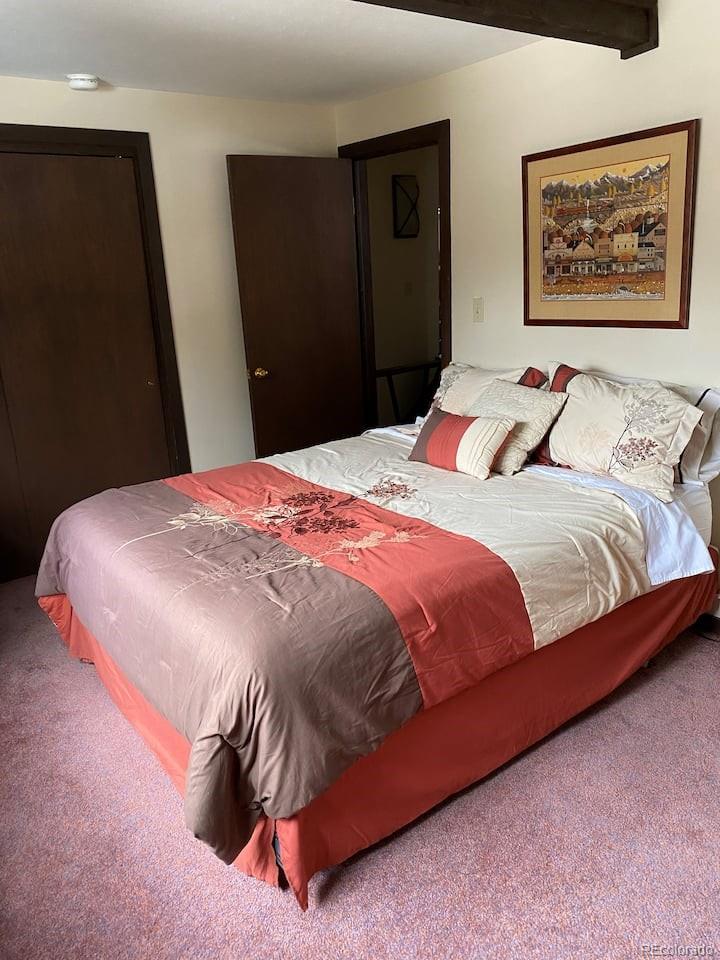 2469 Chamonix Lane, Unit E4 Vail, CO 81657 - Photo 11 of 24 a bedroom with a bed and painting on the wall