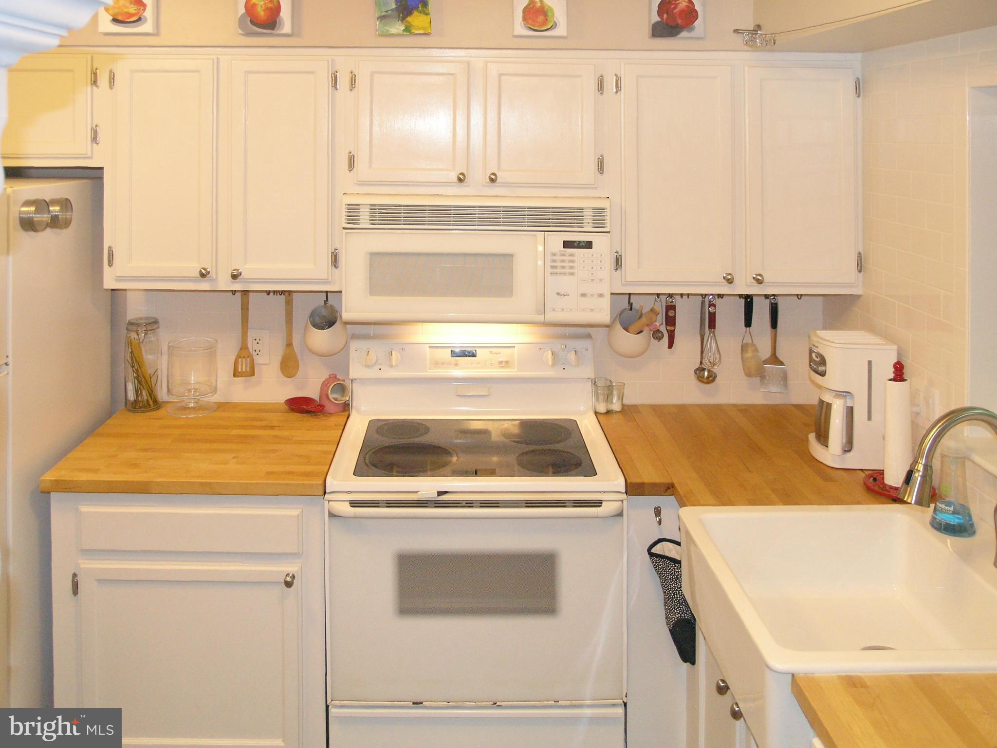 2013 Sarazen Place Reston, VA 20191 - Photo 5 of 27 Kitchen with white appliances