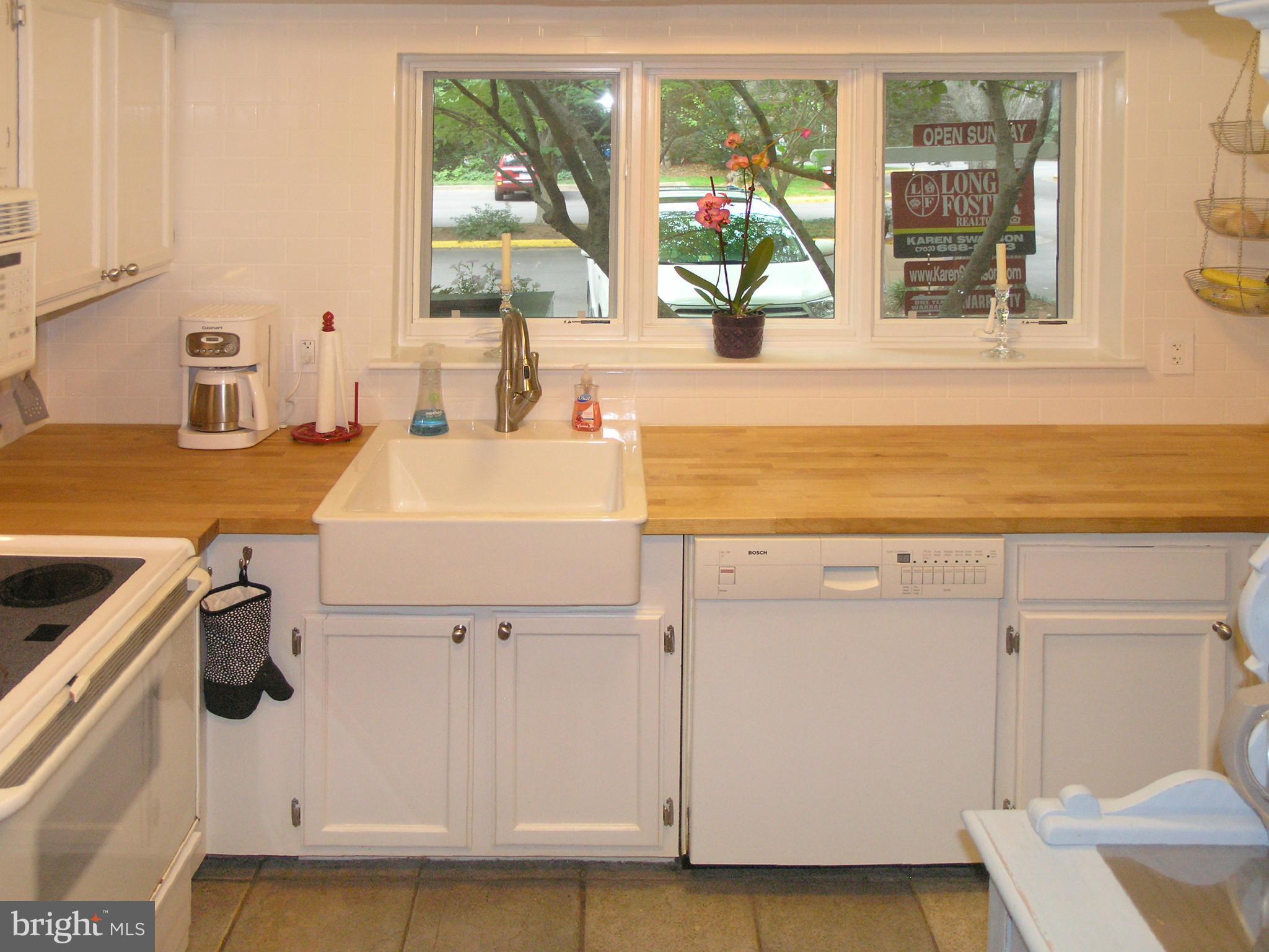 2013 Sarazen Place Reston, VA 20191 - Photo 6 of 27 Kitchen with farmhouse sink