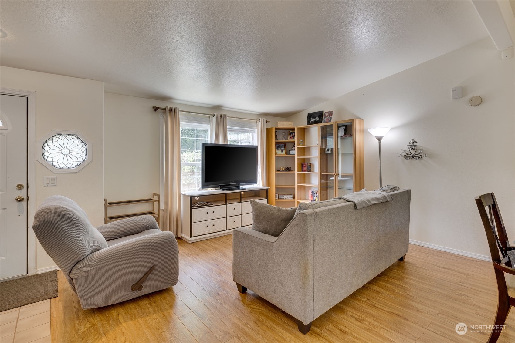 6724 Skinner Road Granite Falls, WA 98252 - Photo 4 of 28 a living room with furniture and a flat screen tv