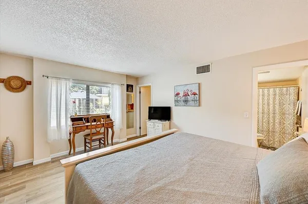 $3,000 | 722 South Boulevard Of The Presidents, Unit 105, Sarasota, FL 34236