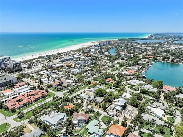 $3,000 | 722 South Boulevard Of The Presidents, Unit 105, Sarasota, FL 34236