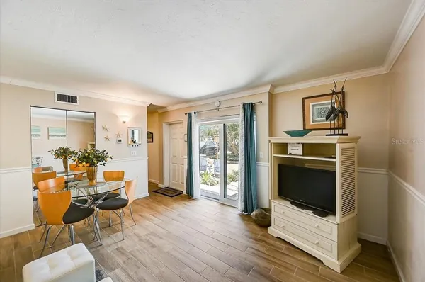 $3,000 | 722 South Boulevard Of The Presidents, Unit 105, Sarasota, FL 34236