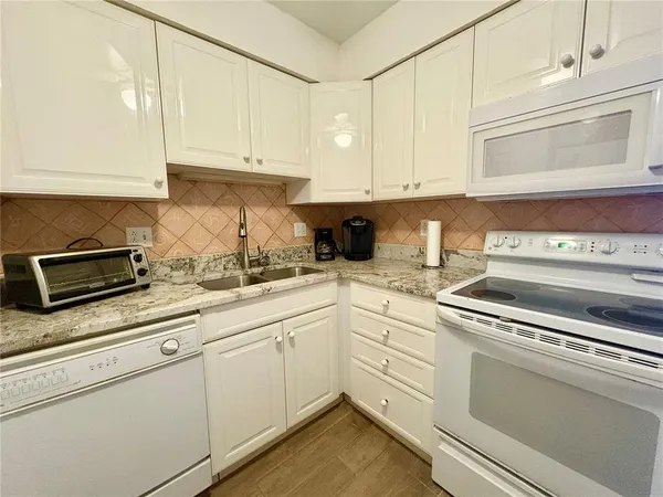 $3,000 | 722 South Boulevard Of The Presidents, Unit 105, Sarasota, FL 34236