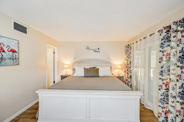 $3,000 | 722 South Boulevard Of The Presidents, Unit 105, Sarasota, FL 34236