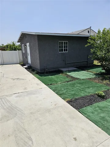 a front view of house with yard