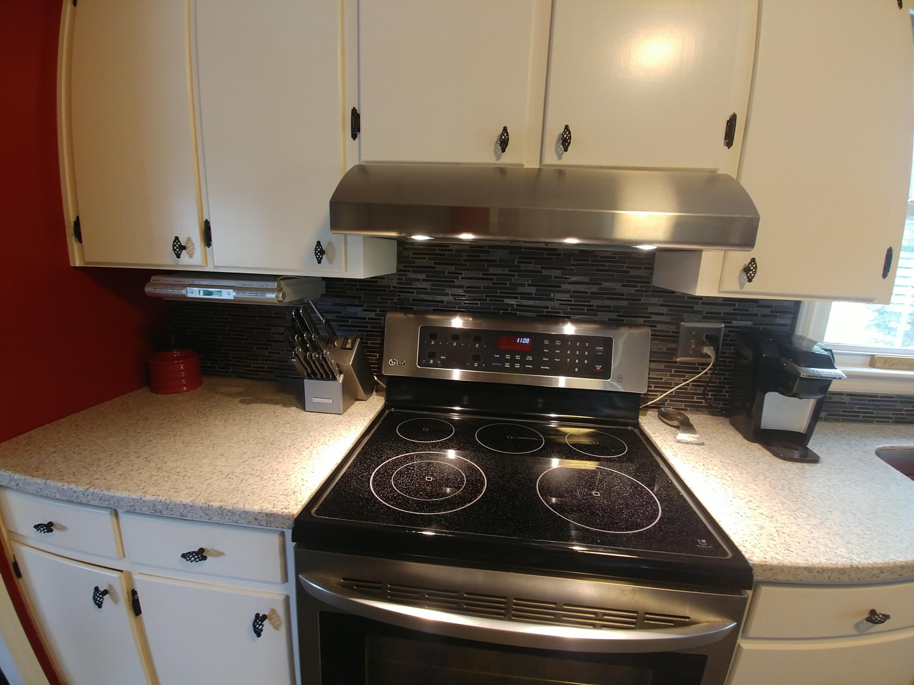3451 Greencliff Road Roanoke, VA 24018 - Photo 15 of 37 Range Hood & Backsplash