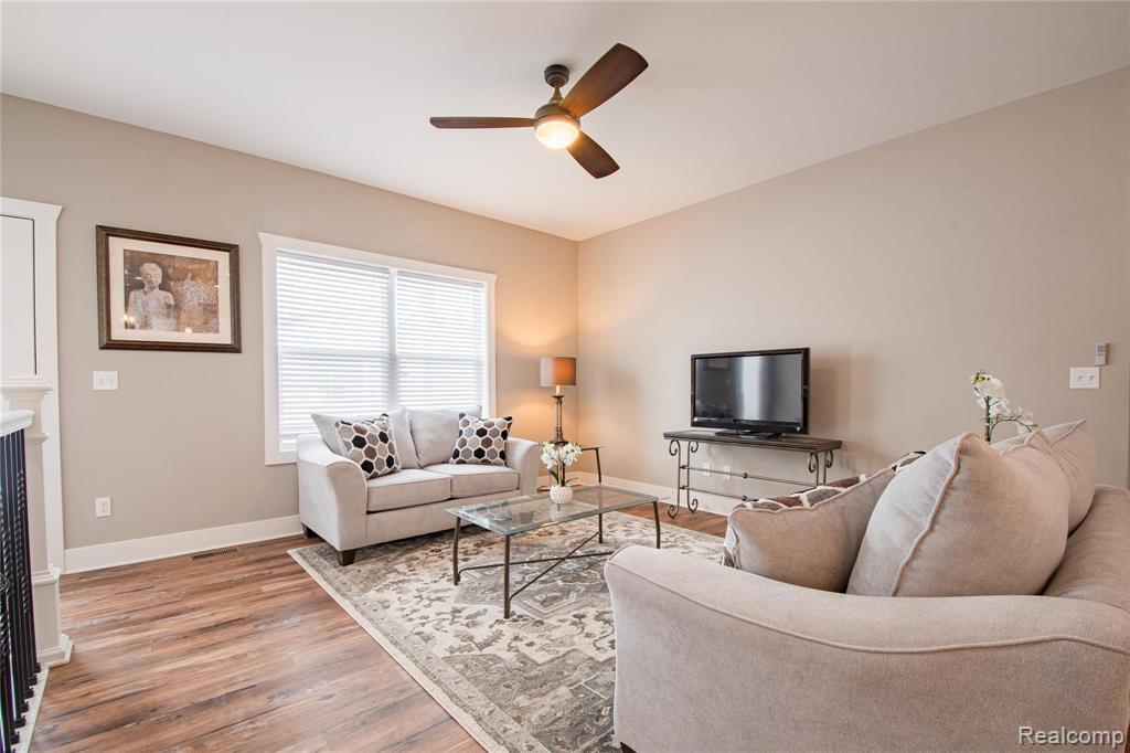 910 East Clinton Street Howell, MI 48843 - Photo 3 of 12
